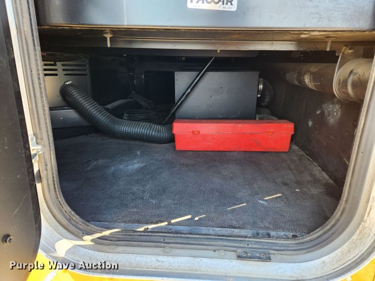 image for item JB9610 2016 Peterbilt 579 semi truck