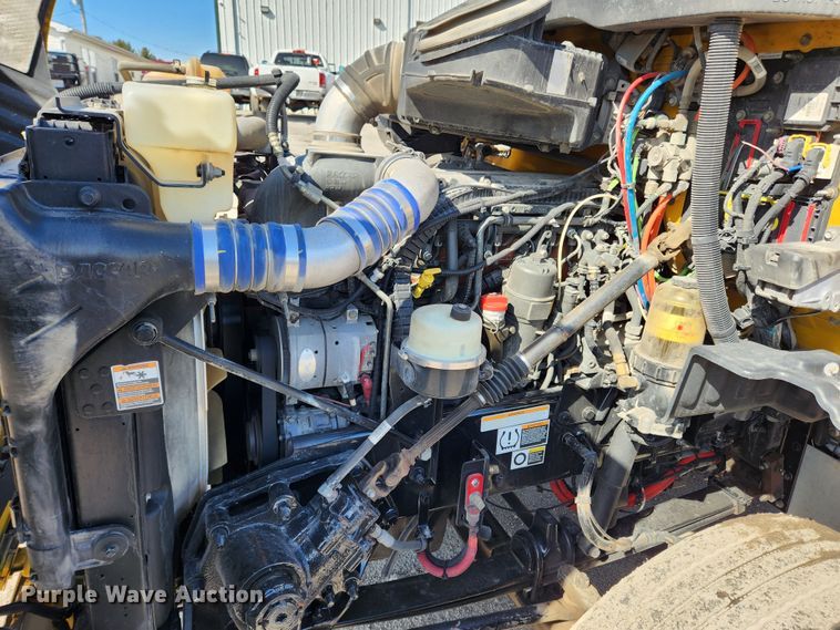 image for item JB9610 2016 Peterbilt 579 semi truck