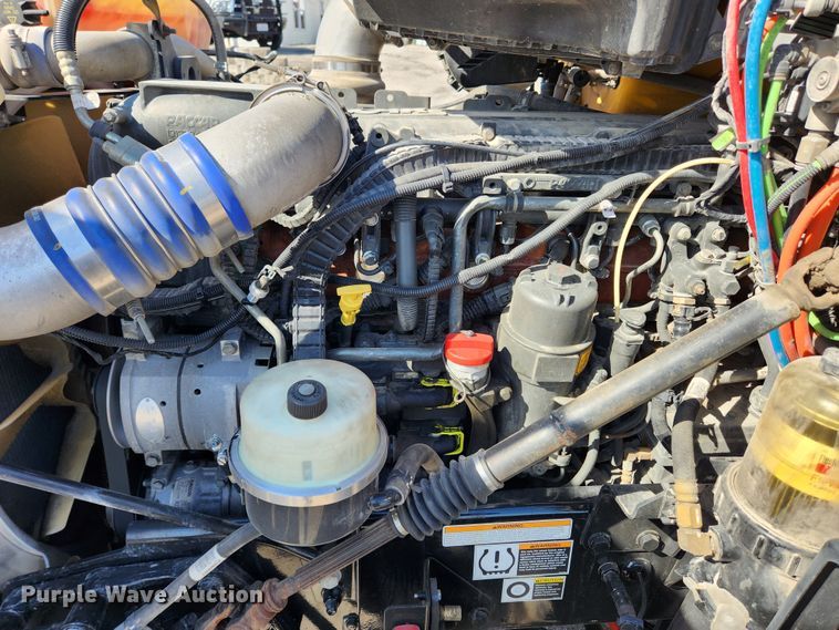 image for item JB9610 2016 Peterbilt 579 semi truck