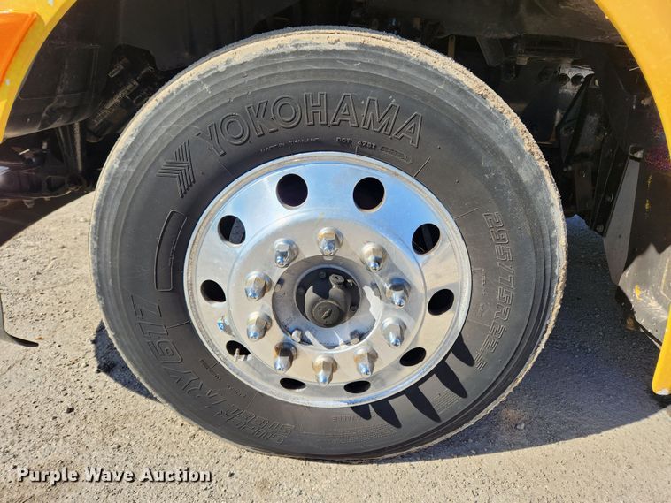 image for item JB9610 2016 Peterbilt 579 semi truck