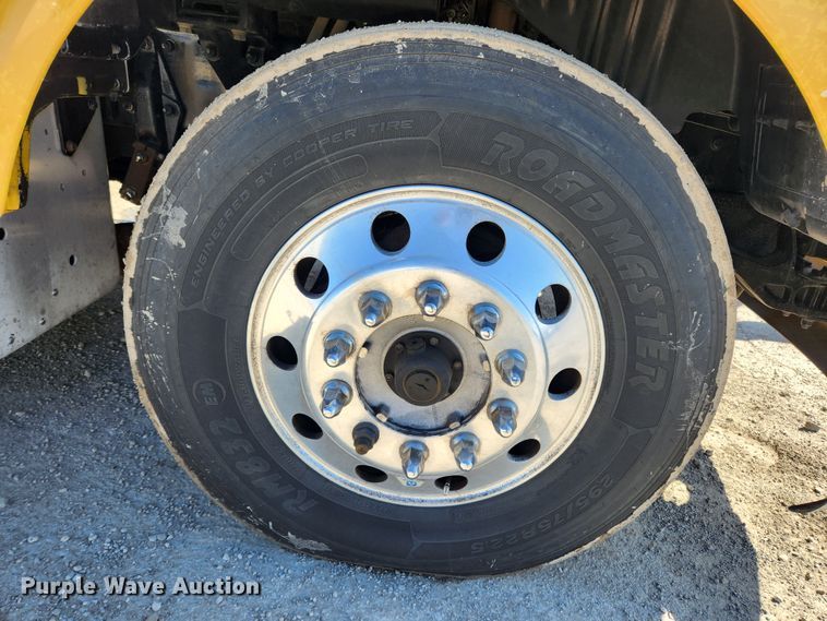 image for item JB9610 2016 Peterbilt 579 semi truck