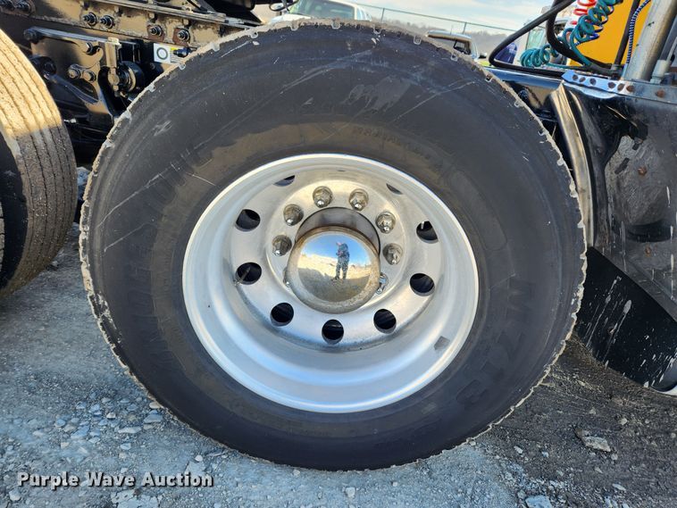 image for item JB9610 2016 Peterbilt 579 semi truck