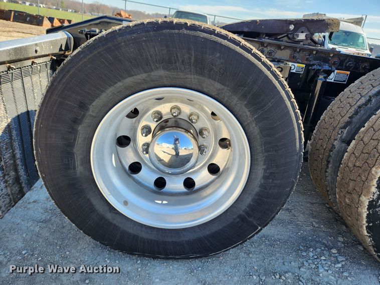 image for item JB9610 2016 Peterbilt 579 semi truck