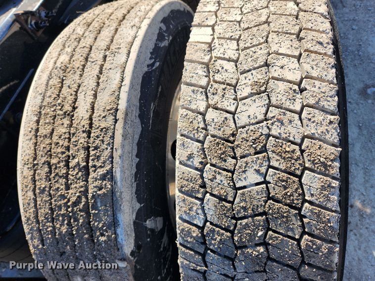 image for item JB9610 2016 Peterbilt 579 semi truck