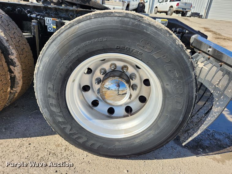 image for item JB9610 2016 Peterbilt 579 semi truck