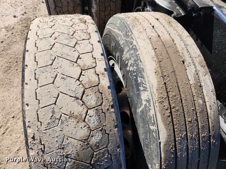 image for item JB9610 2016 Peterbilt 579 semi truck