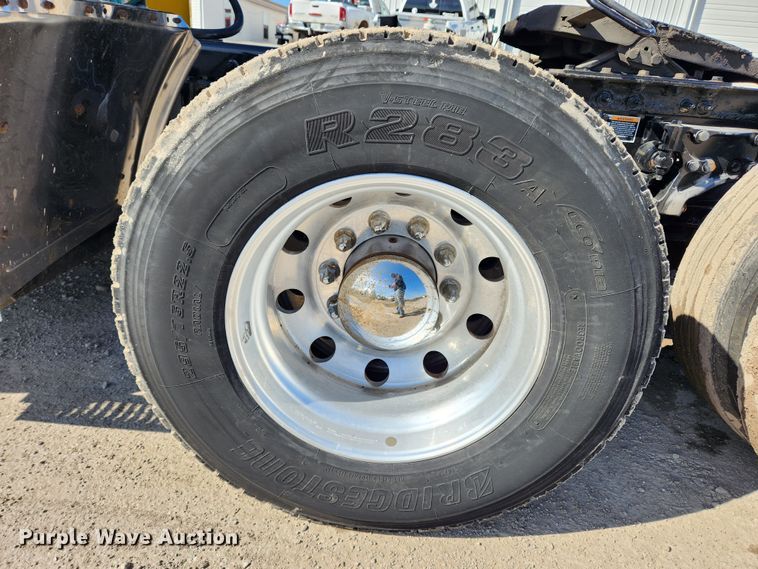 image for item JB9610 2016 Peterbilt 579 semi truck