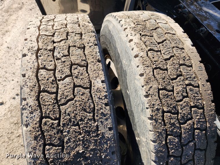 image for item JB9610 2016 Peterbilt 579 semi truck