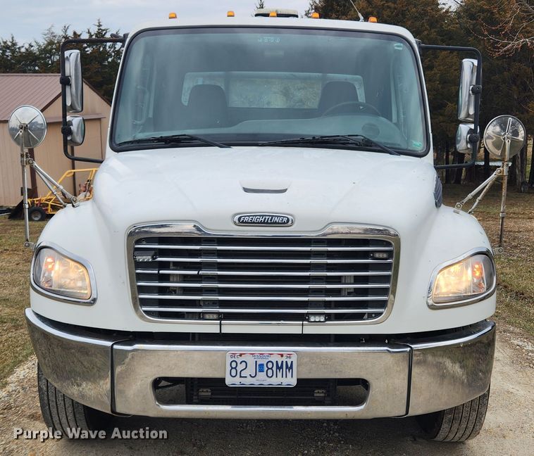 image for item JB9622 2005 Freightliner Business Class M2  flatbed truck