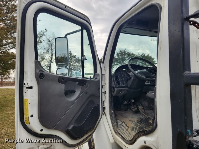 image for item JB9622 2005 Freightliner Business Class M2  flatbed truck