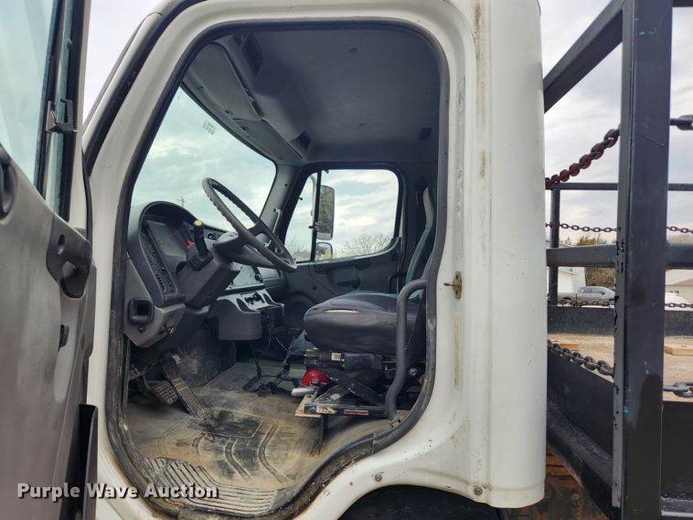 image for item JB9622 2005 Freightliner Business Class M2  flatbed truck