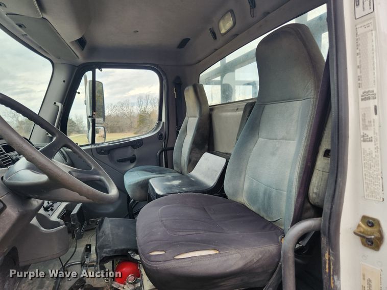 image for item JB9622 2005 Freightliner Business Class M2  flatbed truck