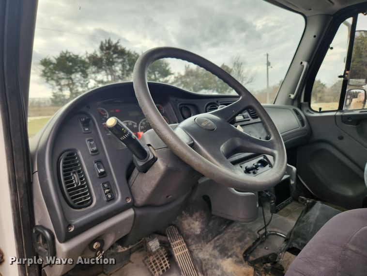 image for item JB9622 2005 Freightliner Business Class M2  flatbed truck