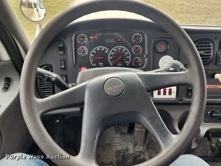 image for item JB9622 2005 Freightliner Business Class M2  flatbed truck