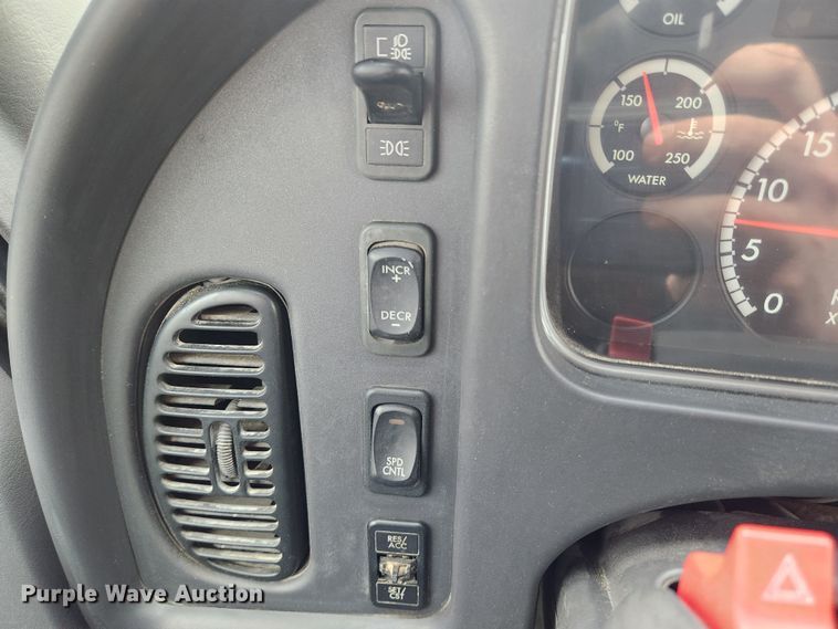 image for item JB9622 2005 Freightliner Business Class M2  flatbed truck