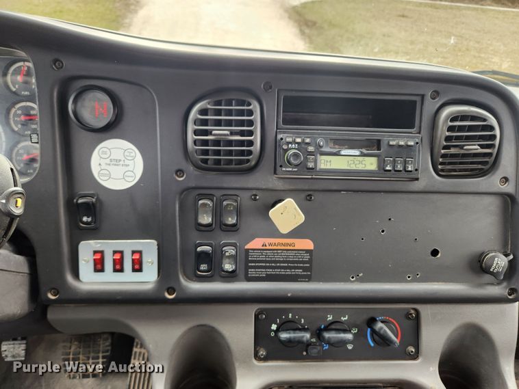 image for item JB9622 2005 Freightliner Business Class M2  flatbed truck