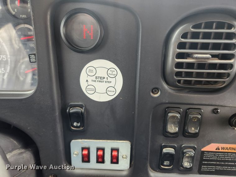 image for item JB9622 2005 Freightliner Business Class M2  flatbed truck