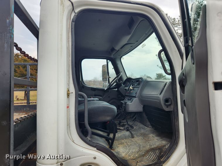 image for item JB9622 2005 Freightliner Business Class M2  flatbed truck