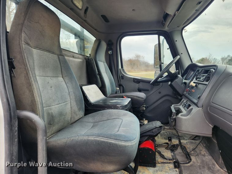 image for item JB9622 2005 Freightliner Business Class M2  flatbed truck