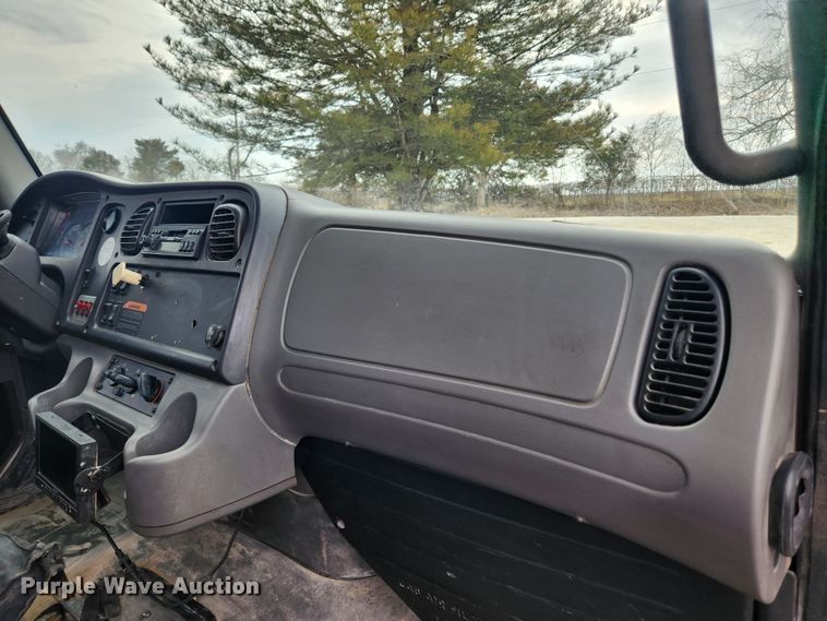 image for item JB9622 2005 Freightliner Business Class M2  flatbed truck