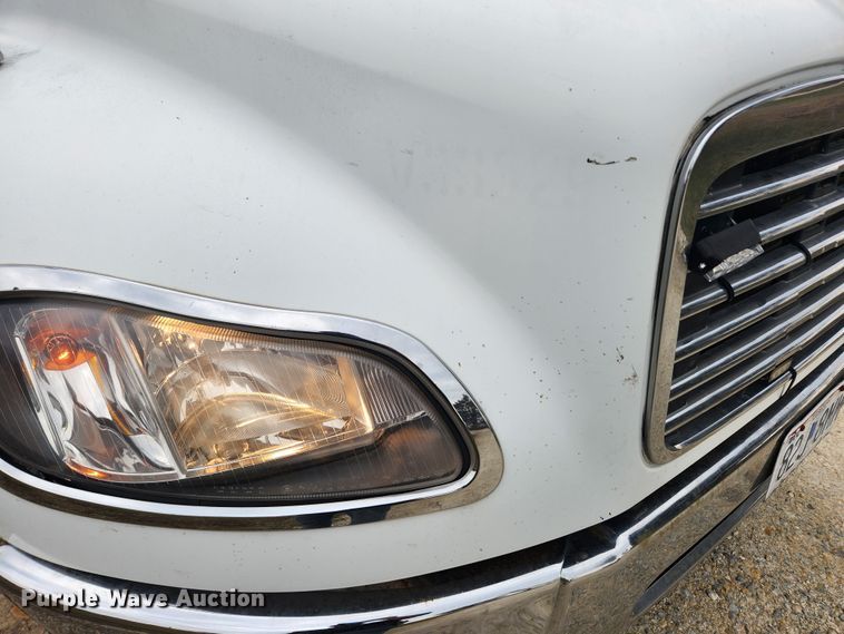 image for item JB9622 2005 Freightliner Business Class M2  flatbed truck