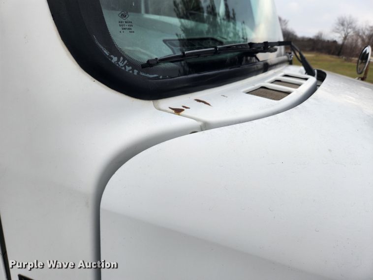 image for item JB9622 2005 Freightliner Business Class M2  flatbed truck