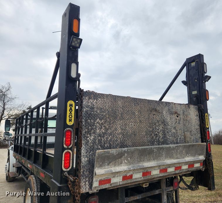 image for item JB9622 2005 Freightliner Business Class M2  flatbed truck