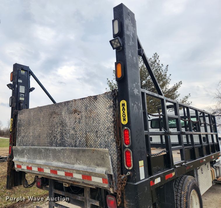 image for item JB9622 2005 Freightliner Business Class M2  flatbed truck