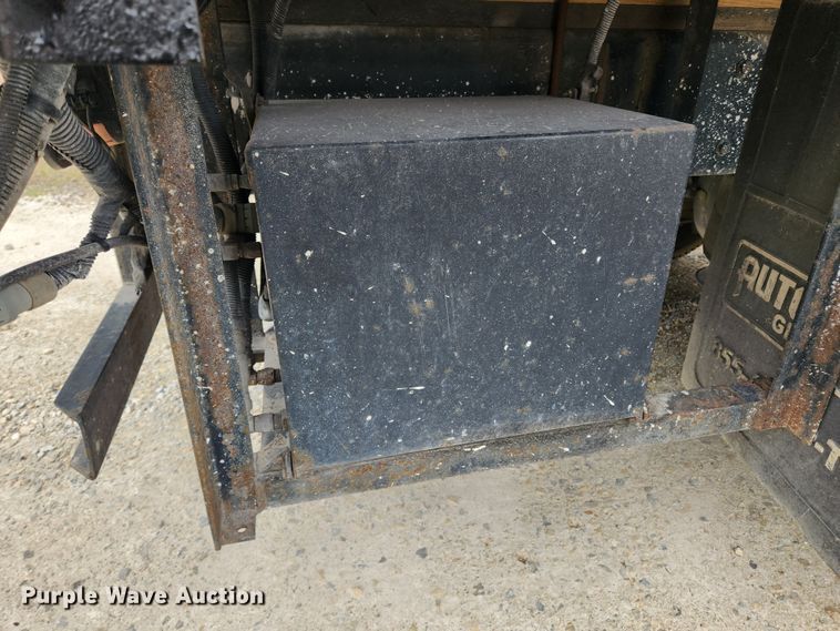 image for item JB9622 2005 Freightliner Business Class M2  flatbed truck