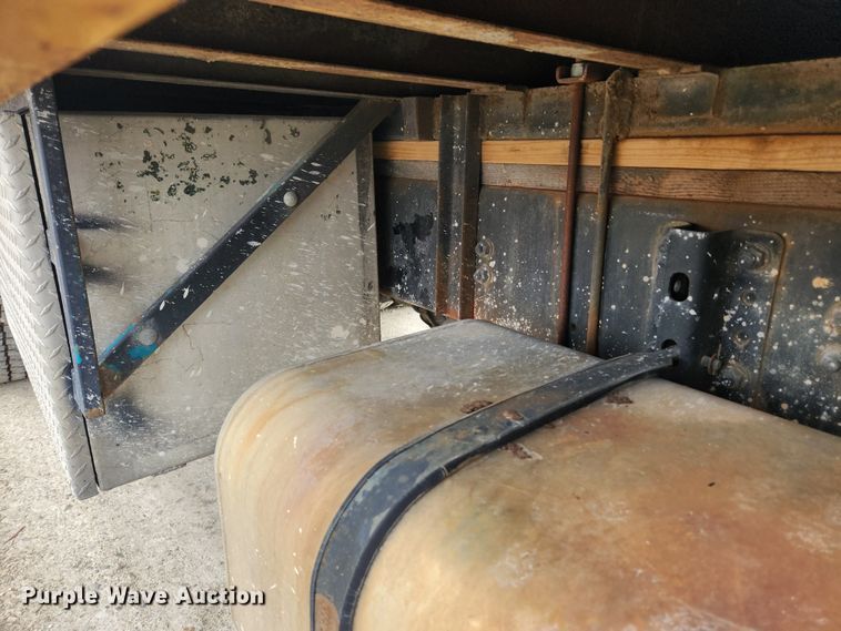 image for item JB9622 2005 Freightliner Business Class M2  flatbed truck