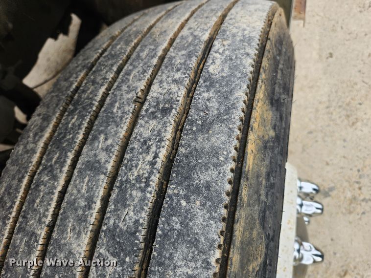 image for item JB9622 2005 Freightliner Business Class M2  flatbed truck