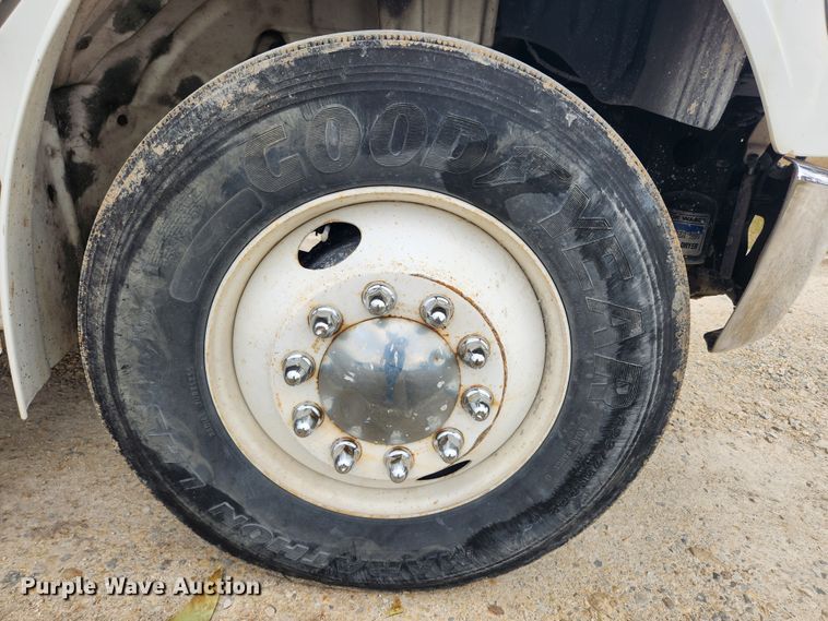 image for item JB9622 2005 Freightliner Business Class M2  flatbed truck