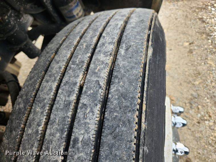 image for item JB9622 2005 Freightliner Business Class M2  flatbed truck