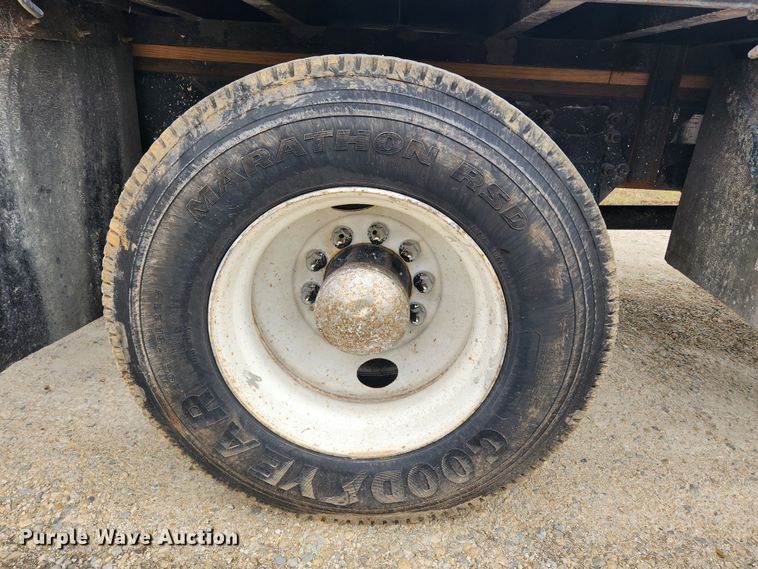 image for item JB9622 2005 Freightliner Business Class M2  flatbed truck