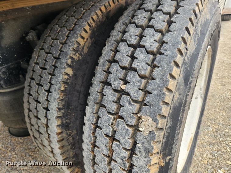 image for item JB9622 2005 Freightliner Business Class M2  flatbed truck