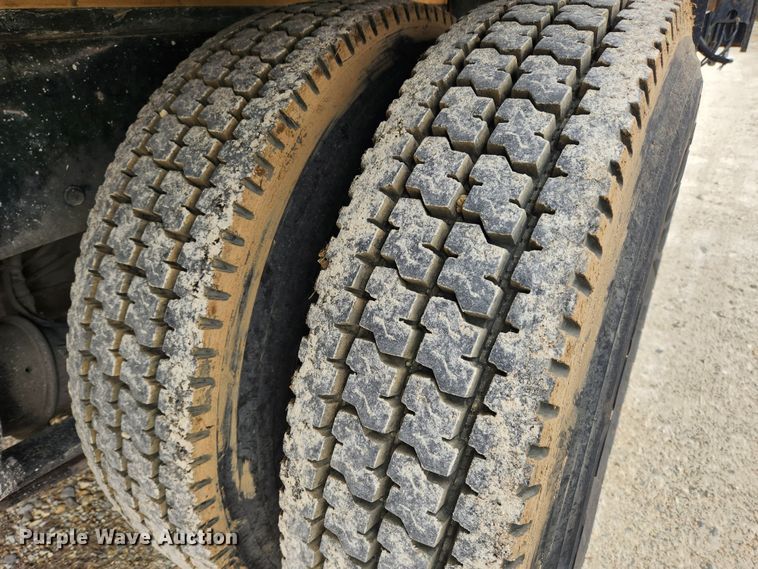 image for item JB9622 2005 Freightliner Business Class M2  flatbed truck