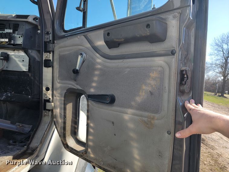 image for item JL9335 2003 International 8100  semi truck