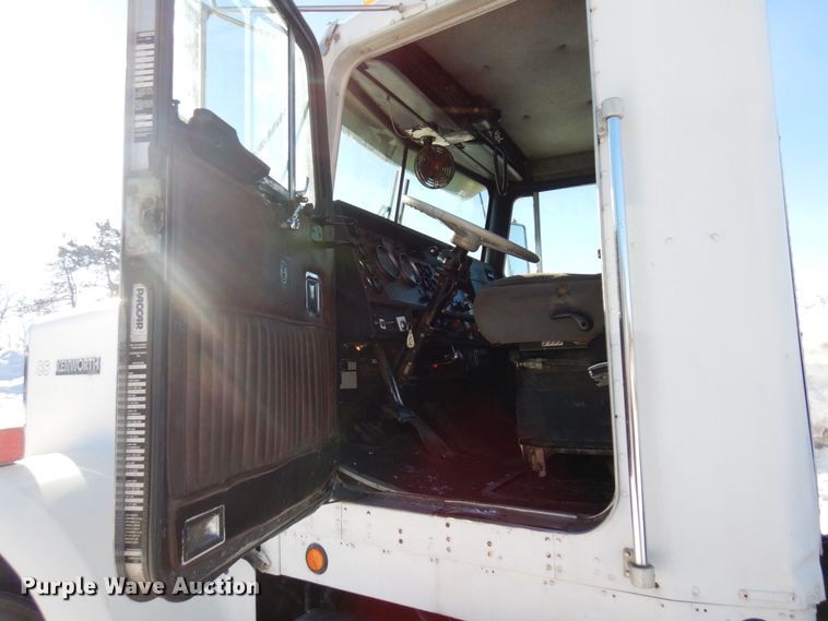 image for item KU9736 1985 Kenworth W900  roll-off container truck