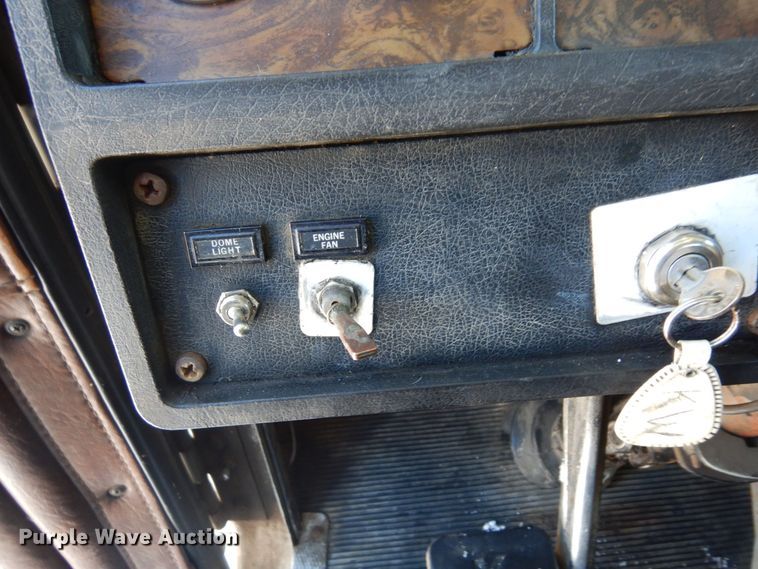 image for item KU9736 1985 Kenworth W900  roll-off container truck