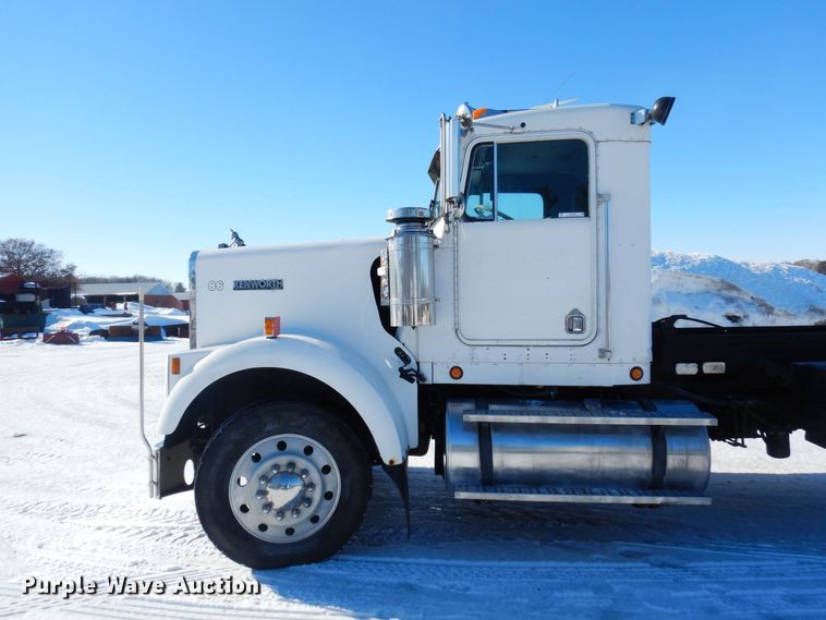 image for item KU9736 1985 Kenworth W900  roll-off container truck