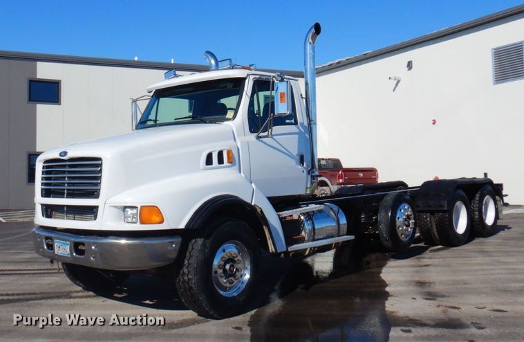 image for item KU9748 1998 Ford LT9522 truck cab and chassis