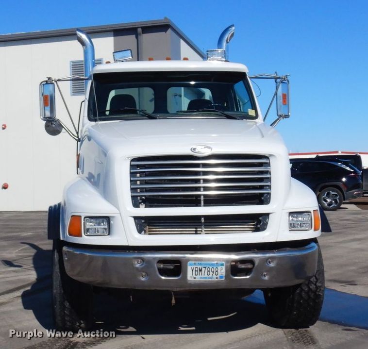 image for item KU9748 1998 Ford LT9522 truck cab and chassis