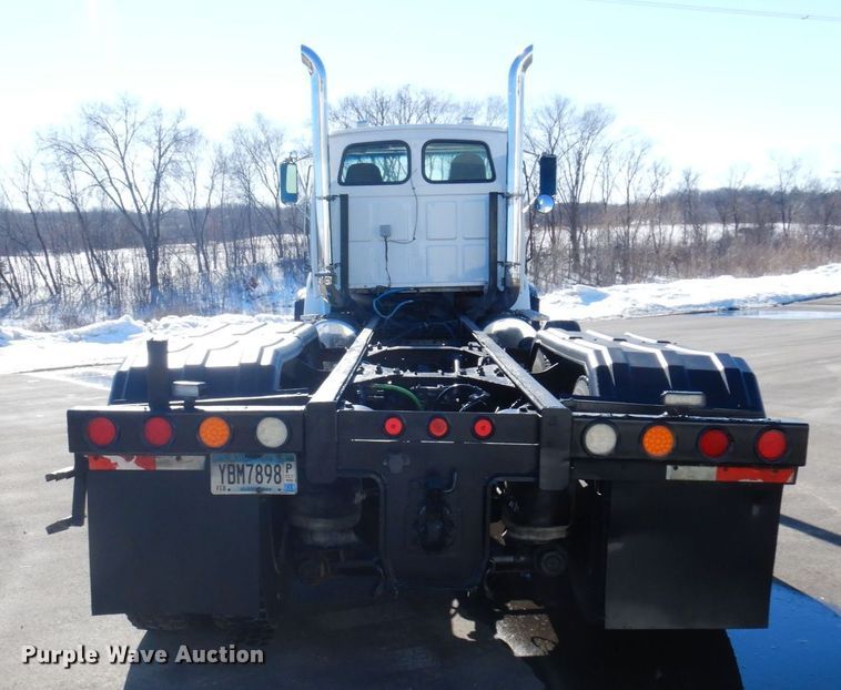 image for item KU9748 1998 Ford LT9522 truck cab and chassis