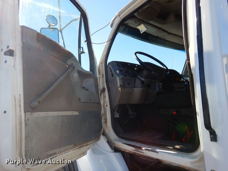 image for item KU9748 1998 Ford LT9522 truck cab and chassis