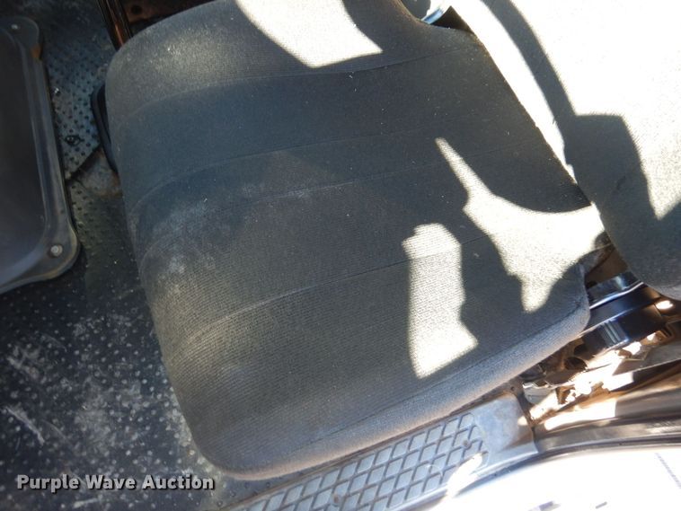 image for item KU9748 1998 Ford LT9522 truck cab and chassis