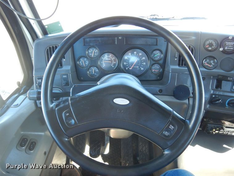 image for item KU9748 1998 Ford LT9522 truck cab and chassis