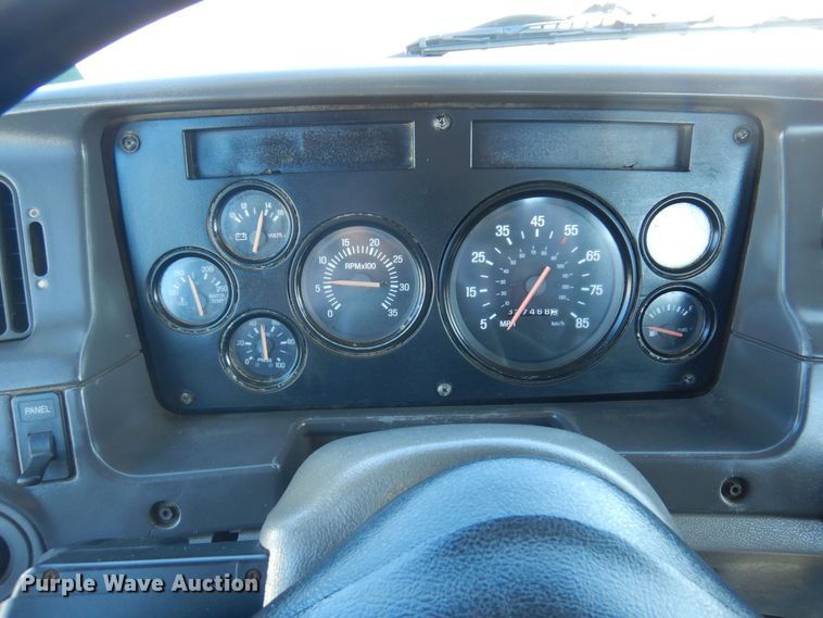 image for item KU9748 1998 Ford LT9522 truck cab and chassis