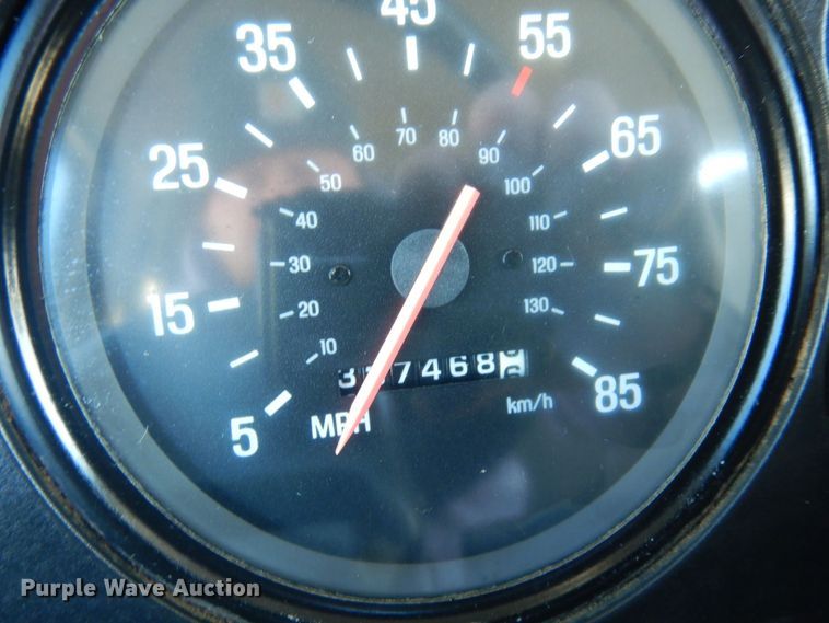 image for item KU9748 1998 Ford LT9522 truck cab and chassis