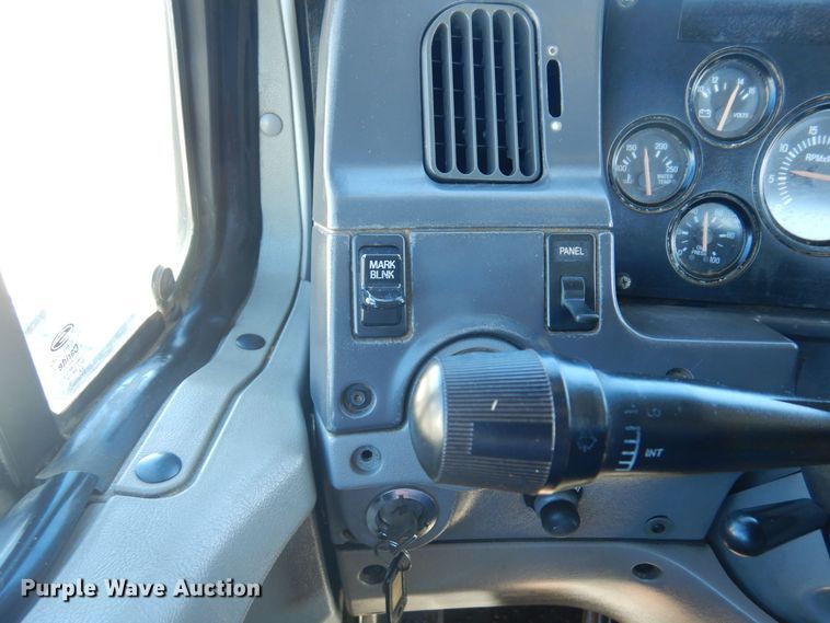 image for item KU9748 1998 Ford LT9522 truck cab and chassis