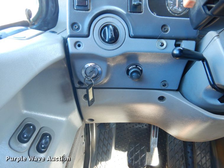 image for item KU9748 1998 Ford LT9522 truck cab and chassis